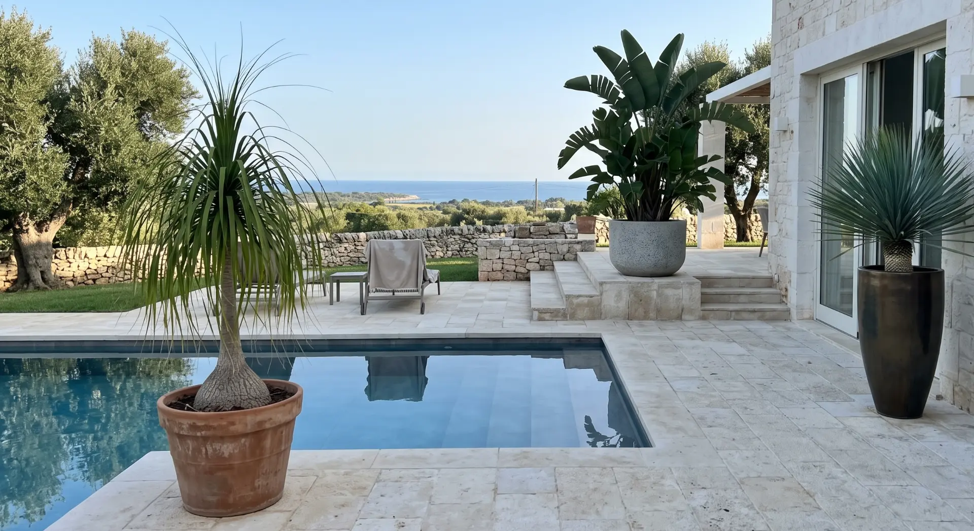 Villa privata — Piscina vista mare — Salento. Nolina, Strelitzia e Yucca in terracotta e vasi scultorei.
