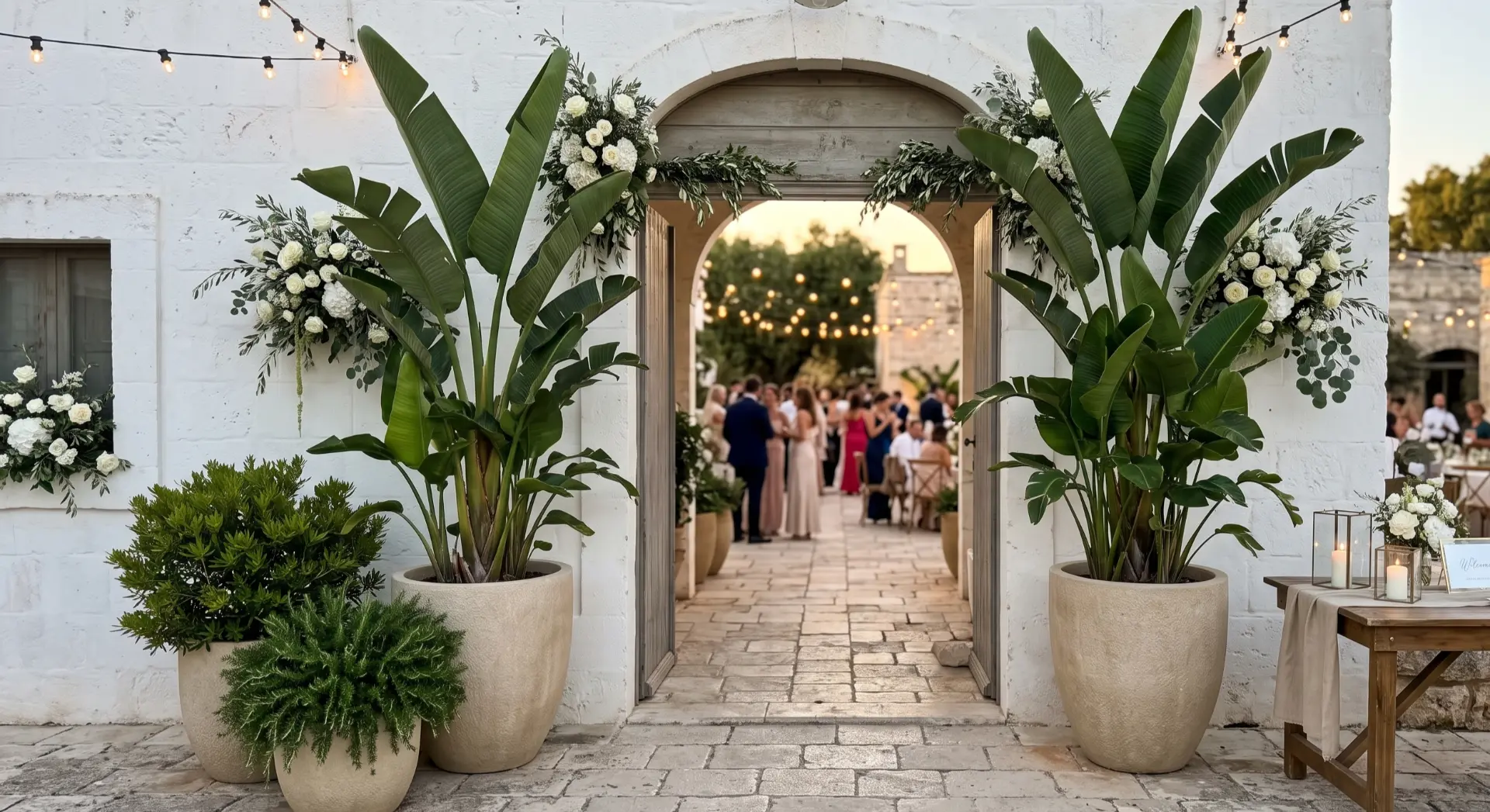 Matrimoni ed eventi — Masseria — Puglia. Allestimento d'ingresso con Strelitzia e composizioni bianche.